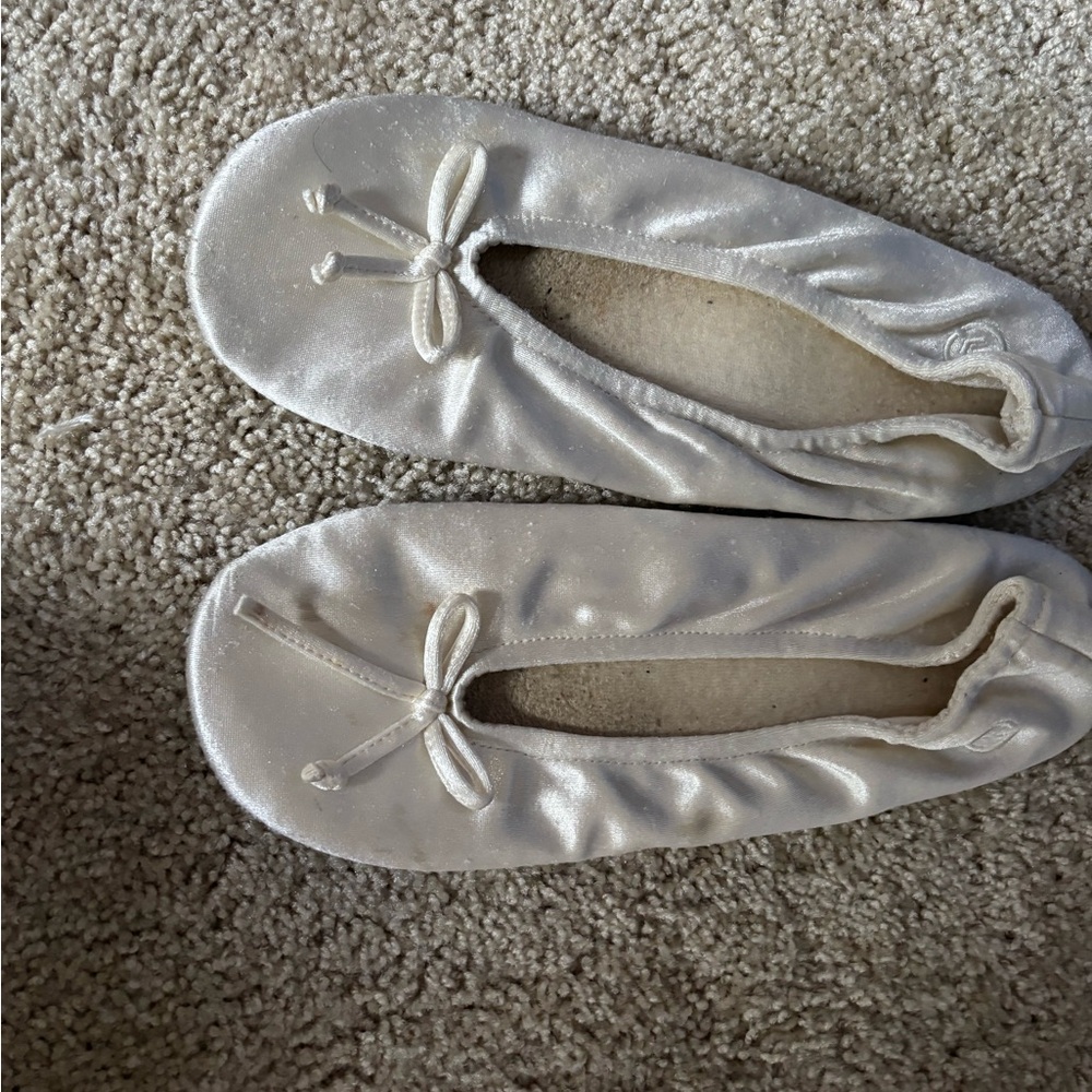 White Flexible Slippers with Bow Detail
